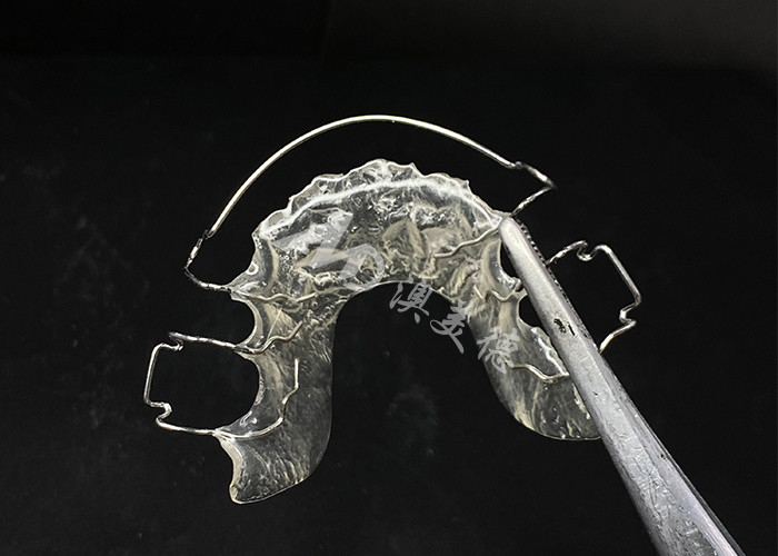 สะดวกสบายในการสวมเครื่องยึดฟัน Hawley ของ AMD Dental Lab สําหรับการรักษาฟันที่ปลอดภัยและสุขภาพดี