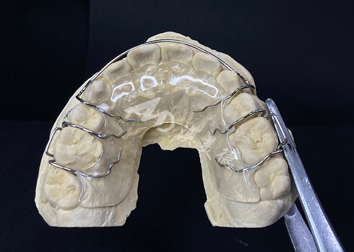 สะดวกสบายในการสวมเครื่องยึดฟัน Hawley ของ AMD Dental Lab สําหรับการรักษาฟันที่ปลอดภัยและสุขภาพดี